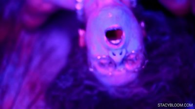 Baby masturbeert voor de camera en brengt zichzelf tot een orgasme.